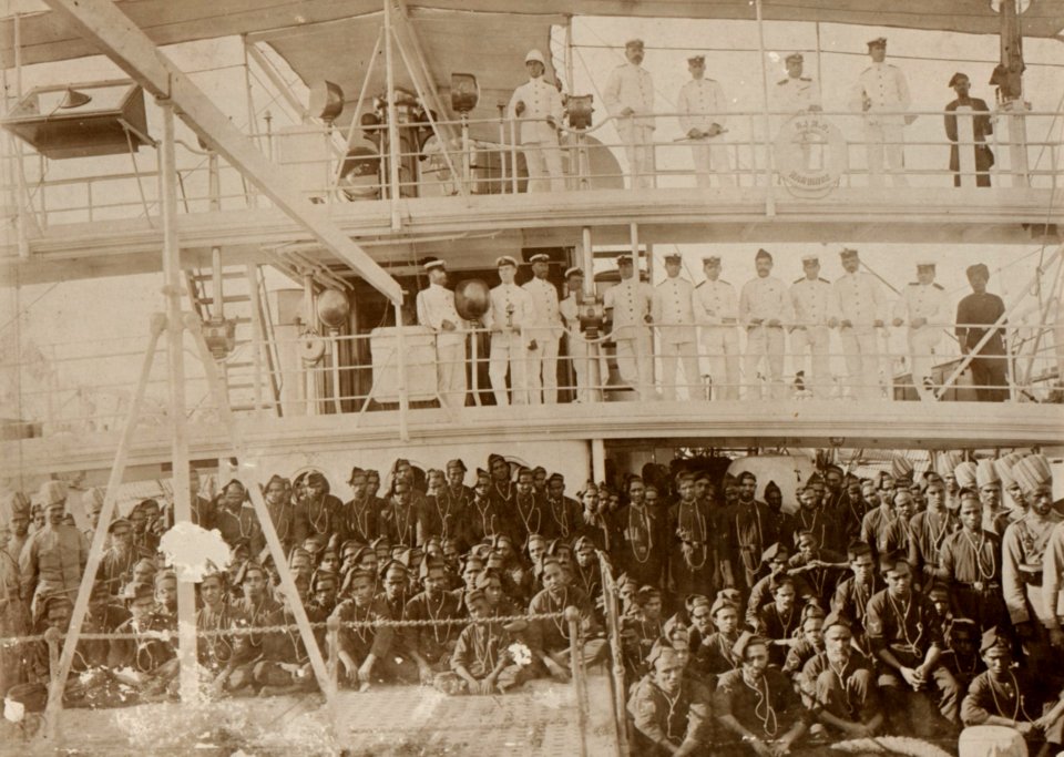Dayal, Raja Lala Deen - Offiziere und Lanzenträger, H.I.M.S. »Hardinge« auf Lord Curzons Persischer Golf Tour (Zeno Fotografie)