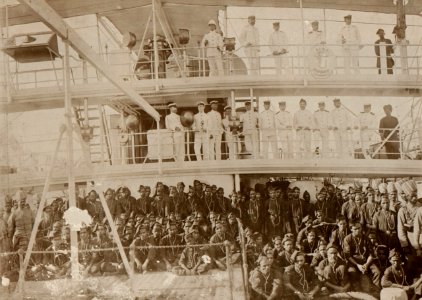 Dayal, Raja Lala Deen - Offiziere und Lanzenträger, H.I.M.S. »Hardinge« auf Lord Curzons Persischer Golf Tour (Zeno Fotografie)