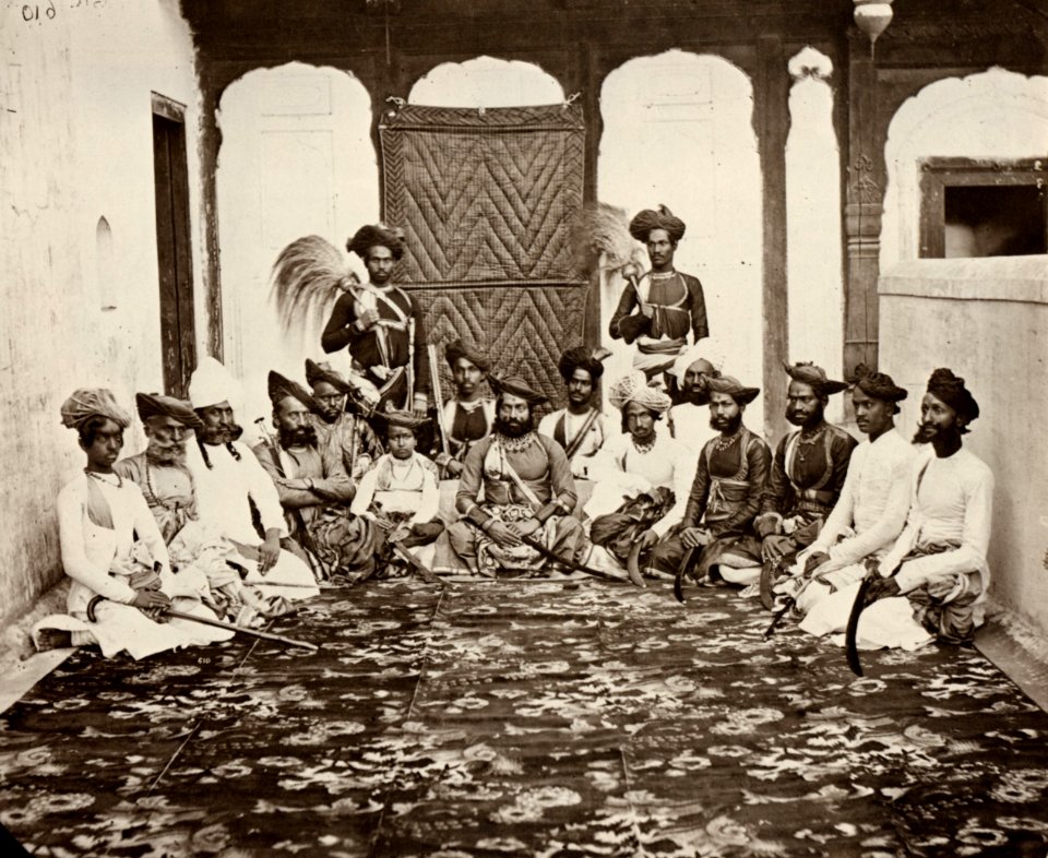 Dayal, Raja Lala Deen - Sir Jayaji Rao Sindhia, Maharadscha von Gwalior, mit Aufsehern (Zeno Fotografie)
