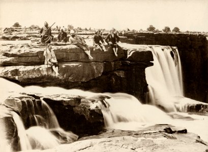 Dayal, Raja Lala Deen - Sir Lepel Griffin (Mitte) und Gesellschaft beim Chichai Wasserfall (Zeno Fotografie)