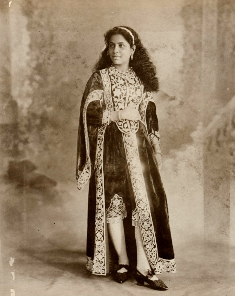 Dayal, Raja Lala Deen - Indische Schönheit in Viktorianischem Mogul-Kostüm (Zeno Fotografie)