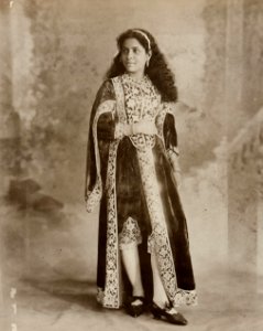 Dayal, Raja Lala Deen - Indische Schönheit in Viktorianischem Mogul-Kostüm (Zeno Fotografie) photo