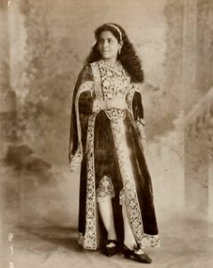 Dayal, Raja Lala Deen - Indische Schönheit in Viktorianischem Mogul-Kostüm (Zeno Fotografie)