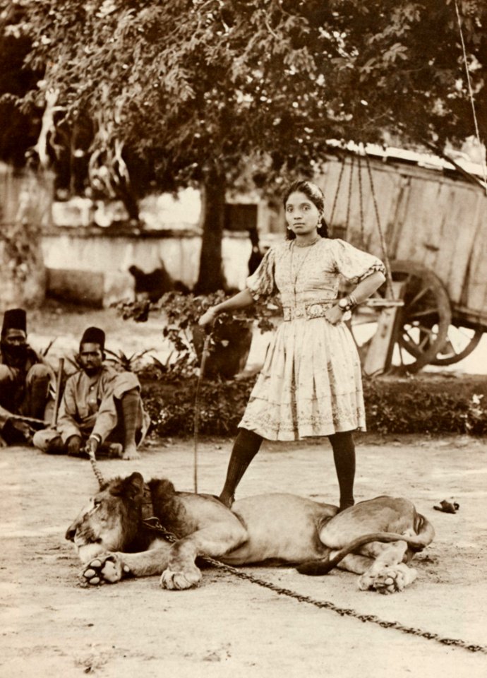Dayal, Raja Lala Deen - Löwenbändigerin, Chateri Zirkus (Zeno Fotografie)