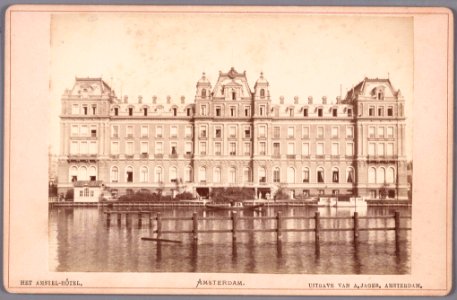 De achtergevel van het Amstel Hotel aan de Amstel. De ingang bevindt zich aan het Prof. Tulpplein 1