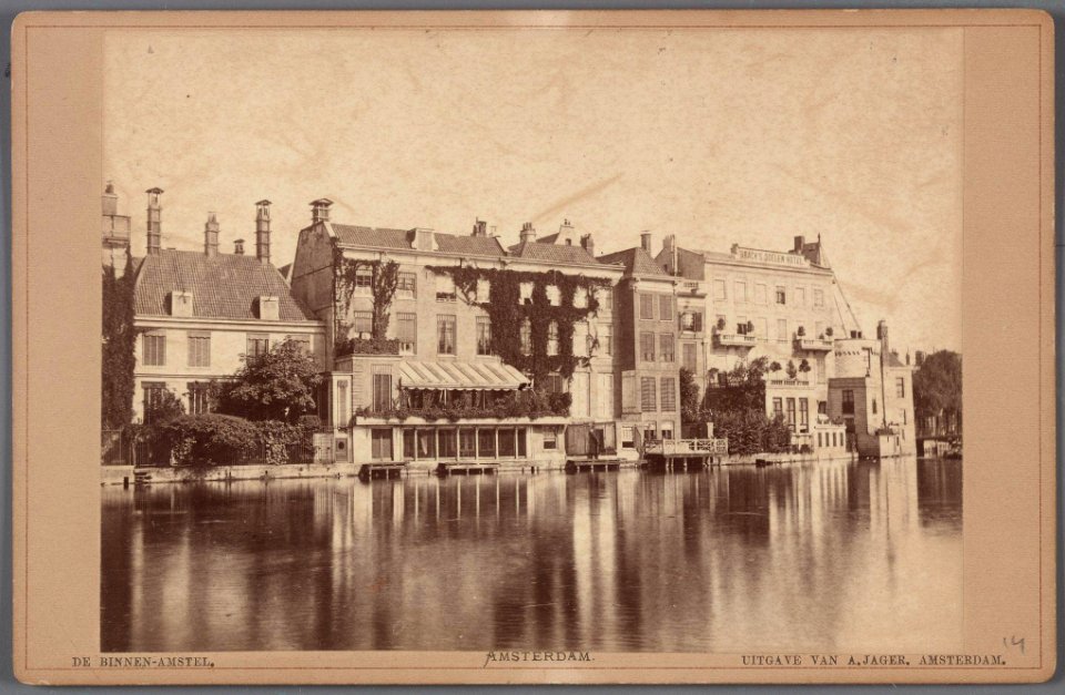 De Amstel en de achterzijde van Nieuwe Doelenstraat 10-24