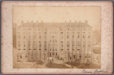 De achtergevel van het uit 1870 daterende hoofdgebouw van het Binnengasthuis aan de Grimburgwal