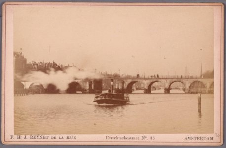 De Amstel gezien naar de Hogesluis, vóór de verbouwing van 1883 ten behoeve van de trambaan-002