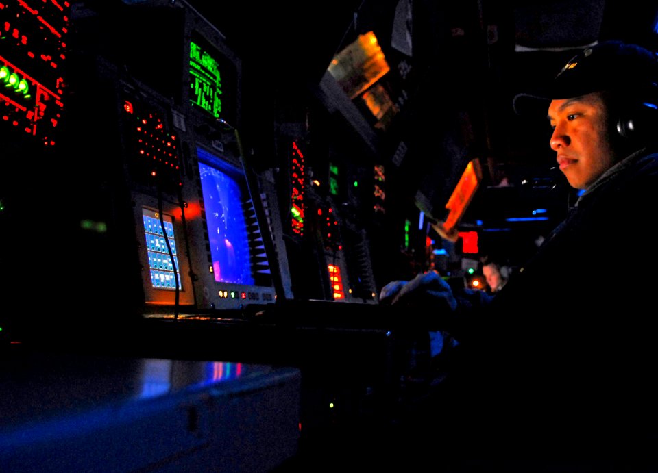 DDG60 sonar 070809-N-3541A-018