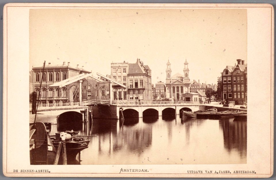 De Amstel gezien naar het Waterlooplein en de Mozes- en Aäronkerk-001