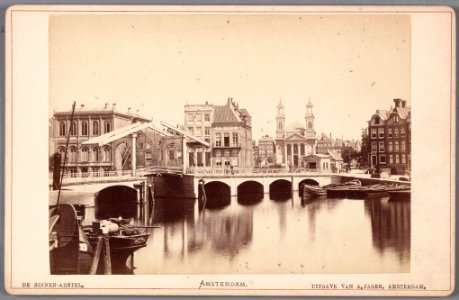 De Amstel gezien naar het Waterlooplein en de Mozes- en Aäronkerk-001