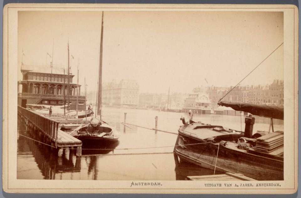 De Amstel gezien vanaf Amsteldijk 15-23 (niet zichtbaar), met het verenigingsgebouw en botenhuis (1884) van Roei- en Zeilvereniging 'De Amstel', van architect B.J. Ouëndag