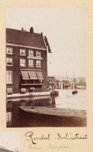 De Amstel met links Hotel Rondeel aan de Doelenstraat 2-4 gezien naar de nieuwe Halvemaansbrug (brug nr. 221). Half-stereofoto photo