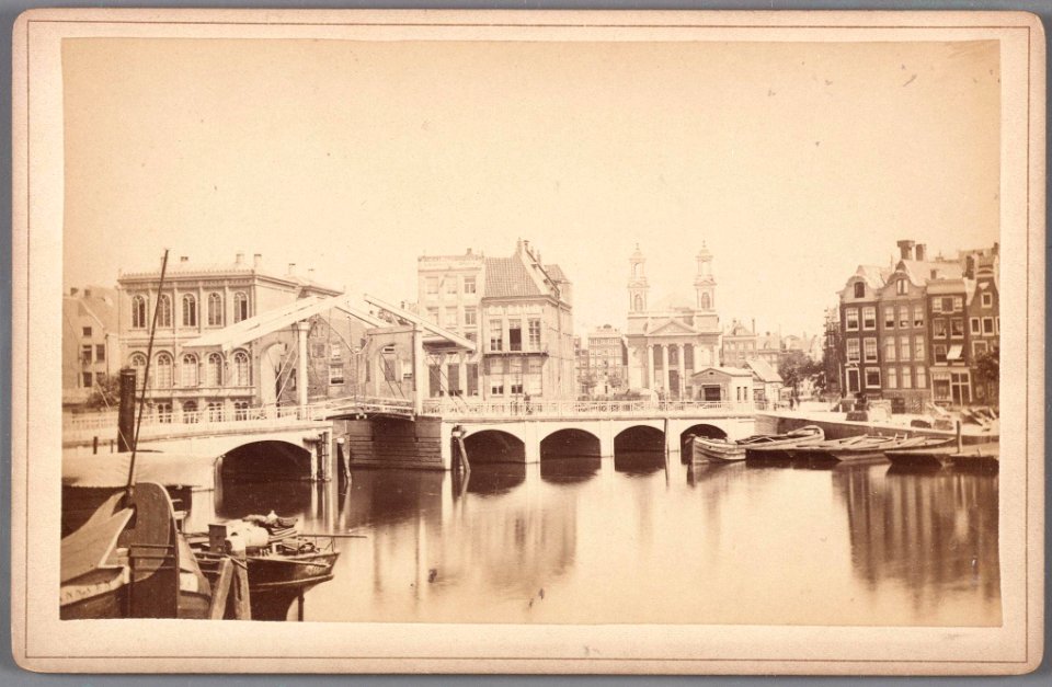 De Amstel gezien naar het Waterlooplein en de Mozes- en Aäronkerk op de voorgrond de houten Blauwbrug