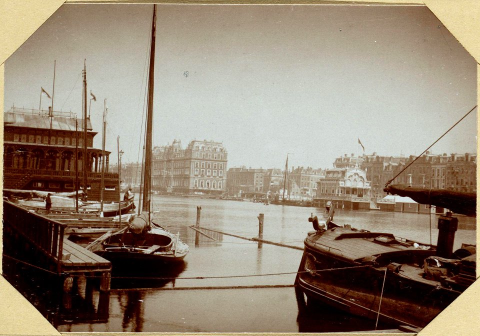 De Amstel, ziende op de Verenigingsgebouwen van de Zeil- en Roei Vereniging 'de Hoop' en de Amstel photo