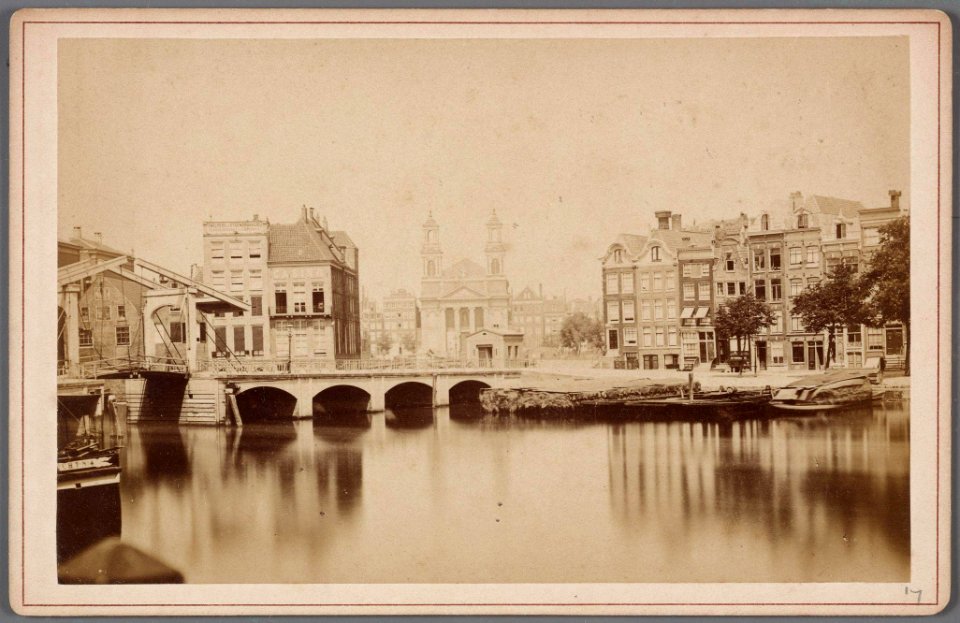 De Amstel gezien naar het Waterlooplein en de Mozes- en Aäronkerk