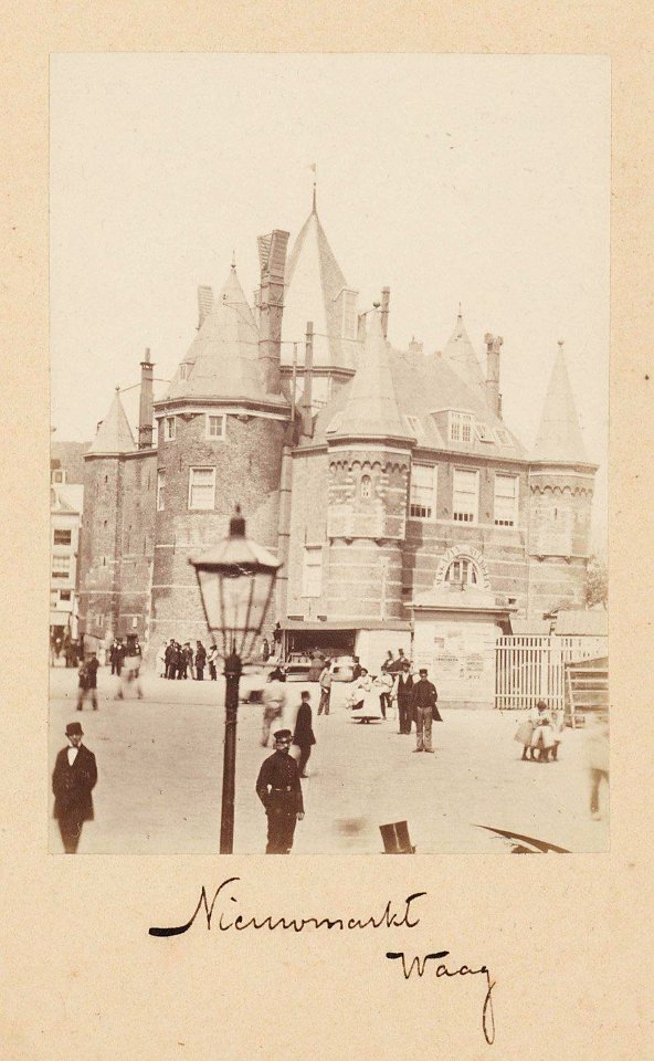 De Sint Anthonieswaag op Nieuwmarkt 4, gezien naar het noorden. Half-stereofoto