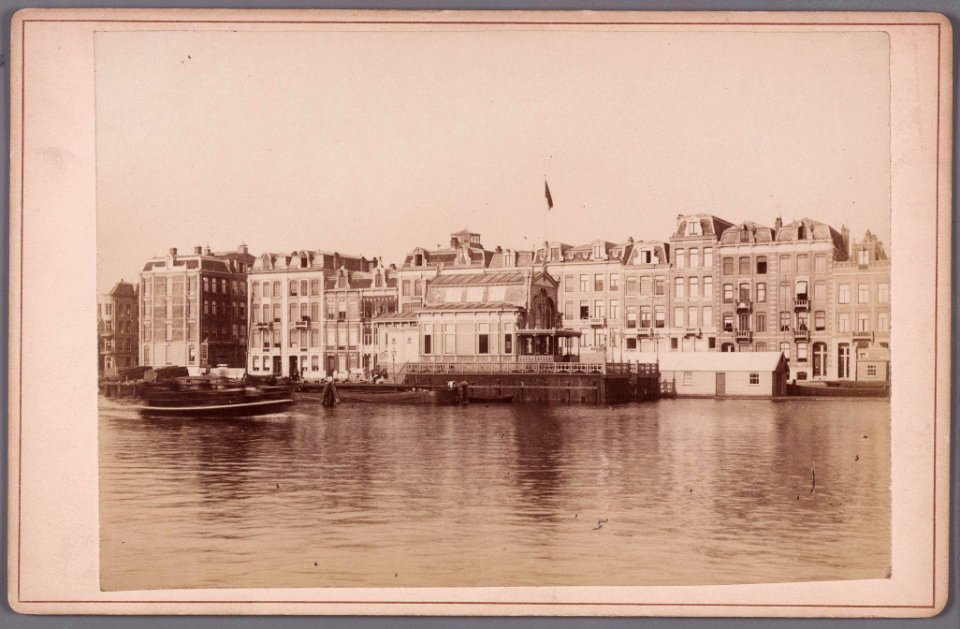 De Amstel met het clubgebouw van roeivereniging De Hoop