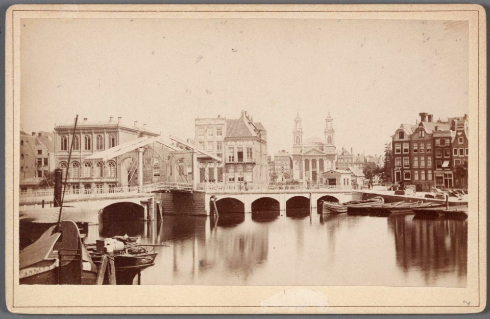 De Amstel gezien naar het Waterlooplein en de Mozes- en Aäronkerk 010005000473