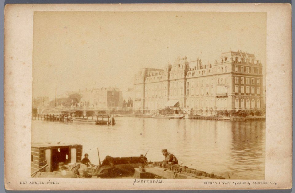 De Amstel, gezien naar het Amstel Hotel en de Hogesluis