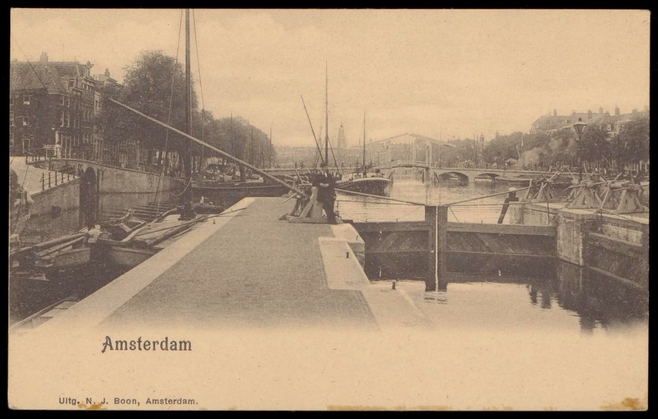 De Amstelsluizen in de Amstel met kaapstanders en duwbomen