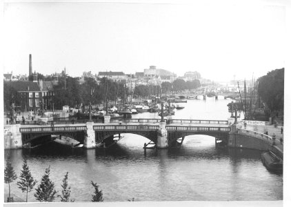 De Amstel met daarover de Blauwbrug (Brug 236), gezien in zuidelijke richting