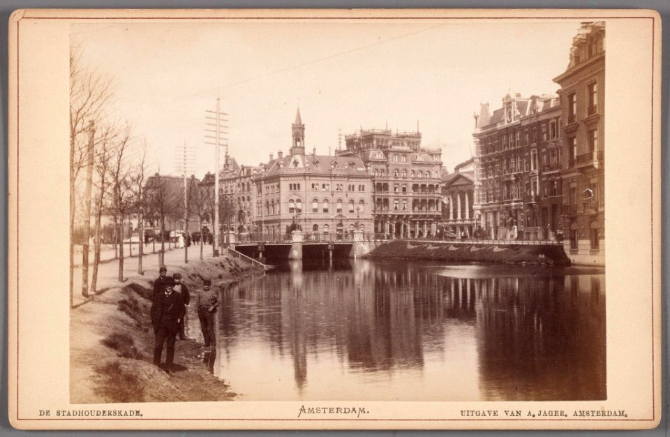 De Singelgracht bij het Leidsebosje gezien naar Leidsekade en Leidseplein, met achtereenvolgens de gecombineerde brandweer- en politiepost uit 1881