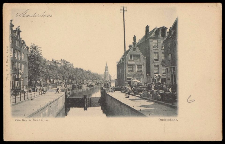 De Sint Antoniesluis gezien vanaf de Zwanenburgwal en op de achtergrond de Oudeschans met de Montelbaenstoren