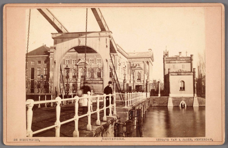 De Stadsschouwburg, na de uitbreiding van 1874, en de Leidsche barrière, gezien vanaf de Buitensingel (Singelgracht)