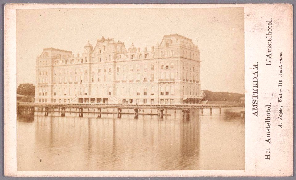 De achtergevel van het Amstel Hotel aan de Amstel