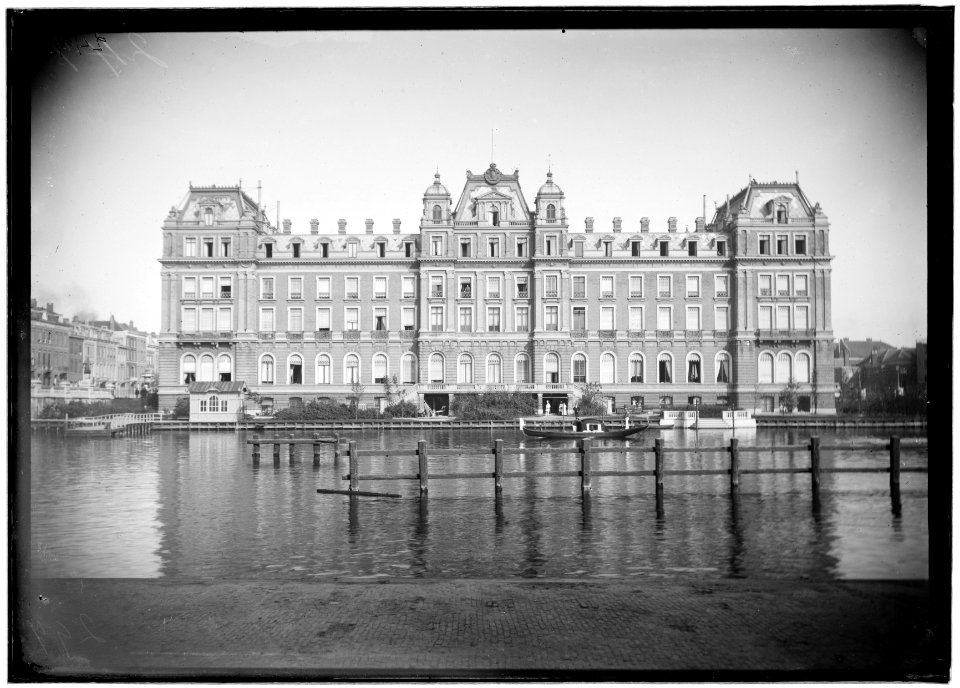 De achterzijde van het Amstel Hotel, Prof. Tulpplein 1, met op de voorgrond de Amstel-001