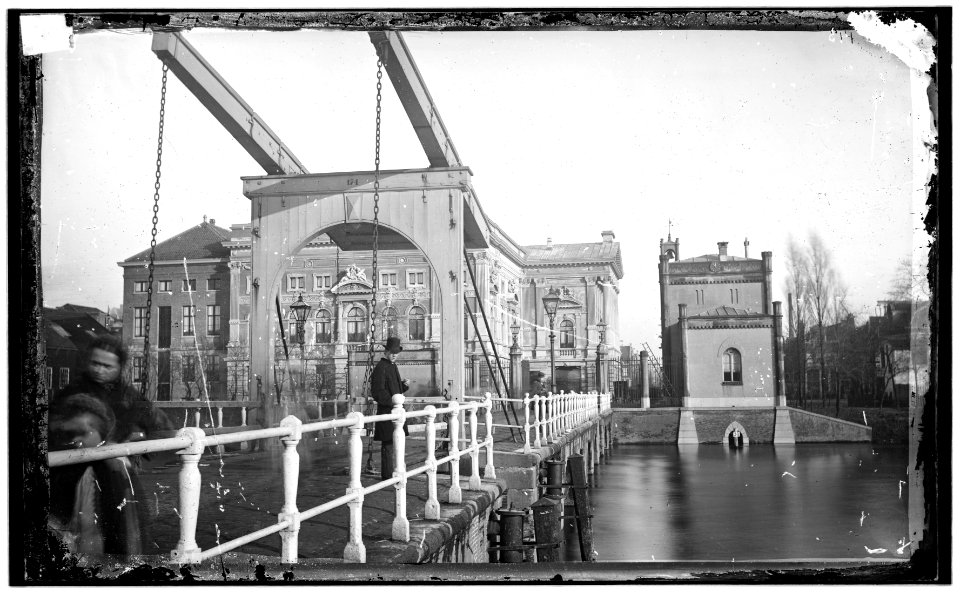 De Stadsschouwburg, na de uitbreiding van 1874, en de Leidsche barrière, gezien vanaf de Buitensingel (Singelgracht)-001