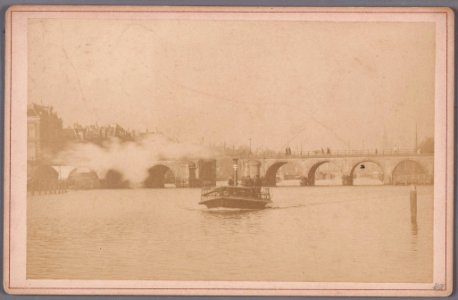 De Amstel gezien naar de Hogesluis, vóór de verbouwing van 1883 ten behoeve van de trambaan