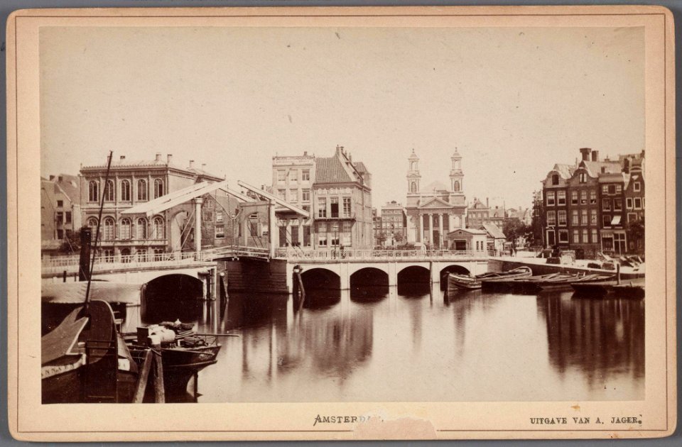 De Amstel gezien naar het Waterlooplein en de Mozes- en Aäronkerk-002