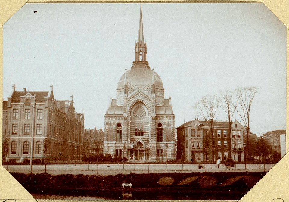 De Stadhouderskade, ziende op de Vondelstraat, op de Koepelkerk en op het Weeshuis