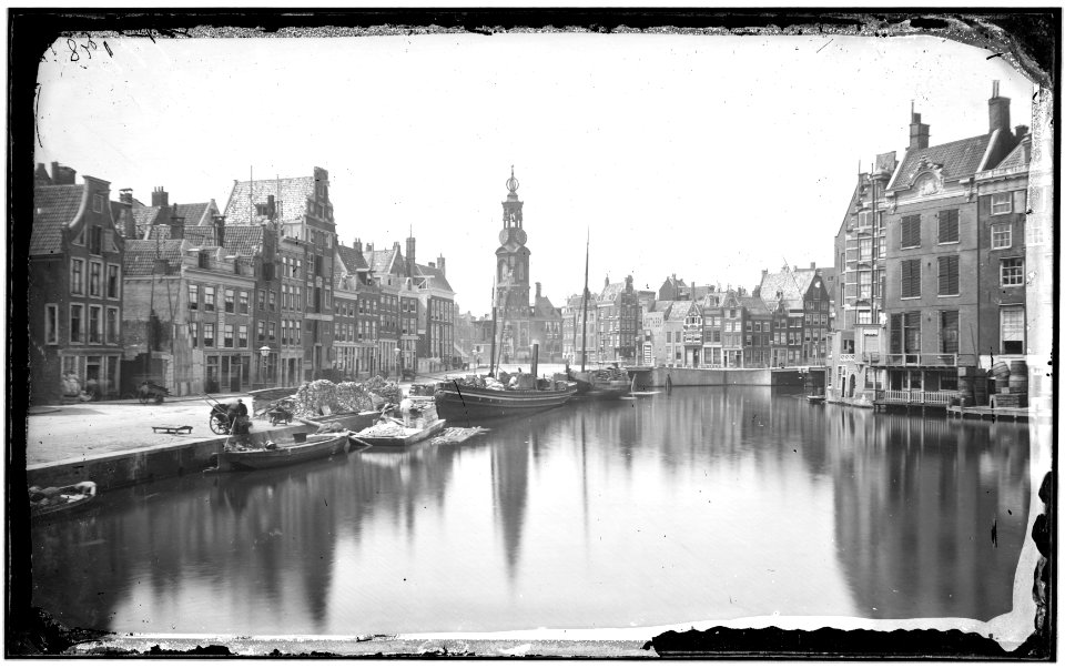 De Amstel gezien vanaf de Halvemaansbrug naar het Sophiaplein met de Munttoren
