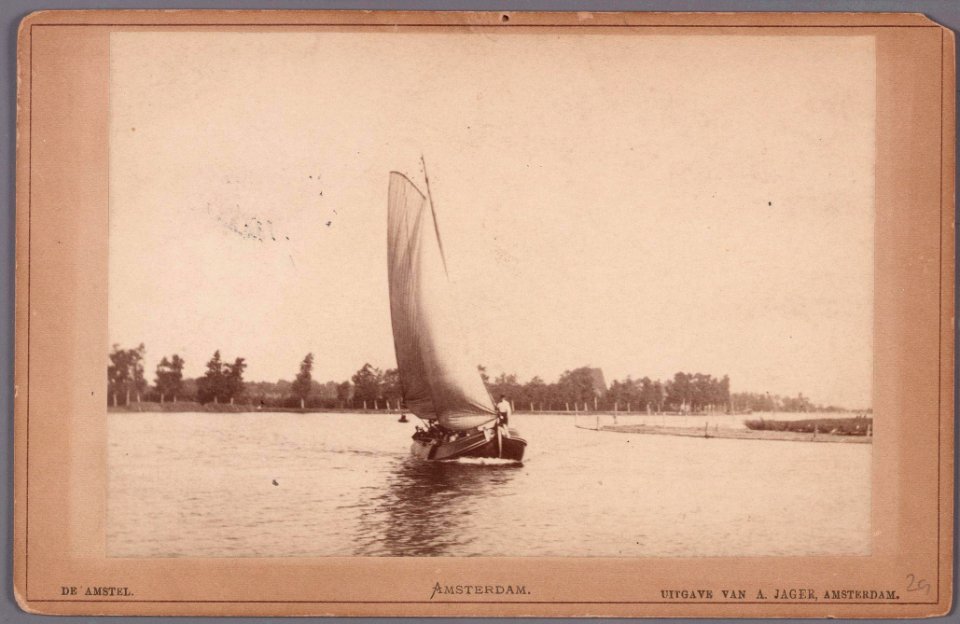 De Amstel met een zeilboot gezien in noordelijke richting, met rechts de Ouderkerkerdijk en op de achtergrond de Amsteldijk