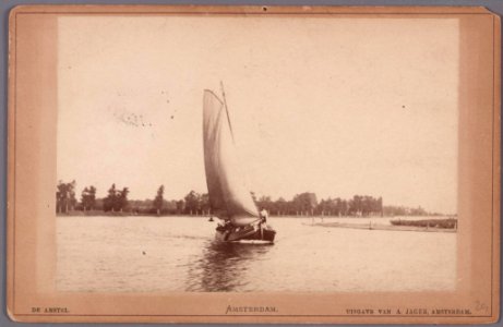 De Amstel met een zeilboot gezien in noordelijke richting, met rechts de Ouderkerkerdijk en op de achtergrond de Amsteldijk