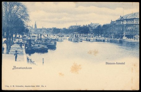 De Amstelsluis met links de even zijde en rechts de oneven zijde van de Amstel.Op de achtergrond de Magere Brug en de Zuiderkstoren, Afb PBKD00248000004