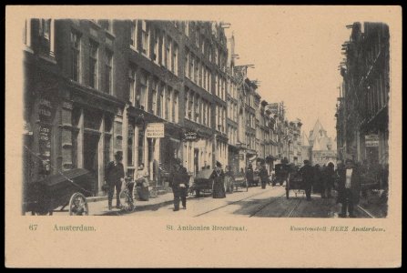 De Sint Antoniesbreestraat met op de achtergrond de Waag op de Nieuwmarkt. Uitgave Kunstanstalt Herz, Amsterdam, Afb PBKD00223000005