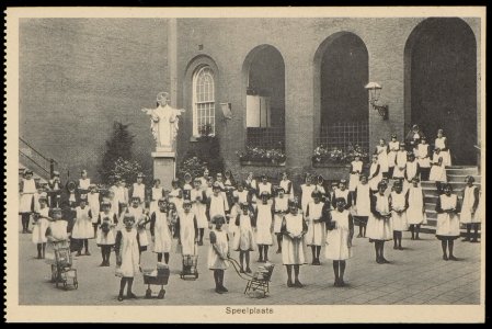 De speelplaats van het rooms katholieke Maagdenhuis Spui 21. Uitgave Brinio, Rotterdam, Afb PBKD00354000018