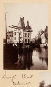 De Thoren Swygh Utrecht aan de Kloveniersburgwal met daarvoor brug 222. Rechts daarvan de Nieuwe Doelenstraat. Half-stereofoto