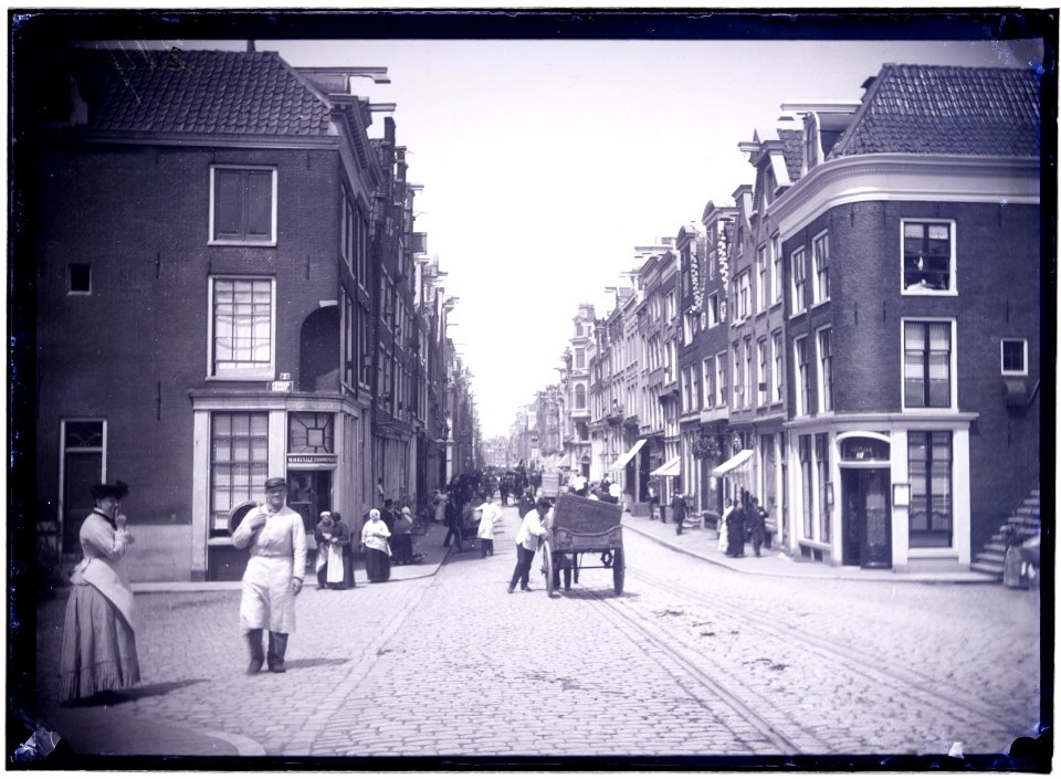 De Utrechtsestraat gezien in noordelijke richting vanaf de Prinsengracht naar het Rembrandtplein 33-35, hoek Bakkersstraat