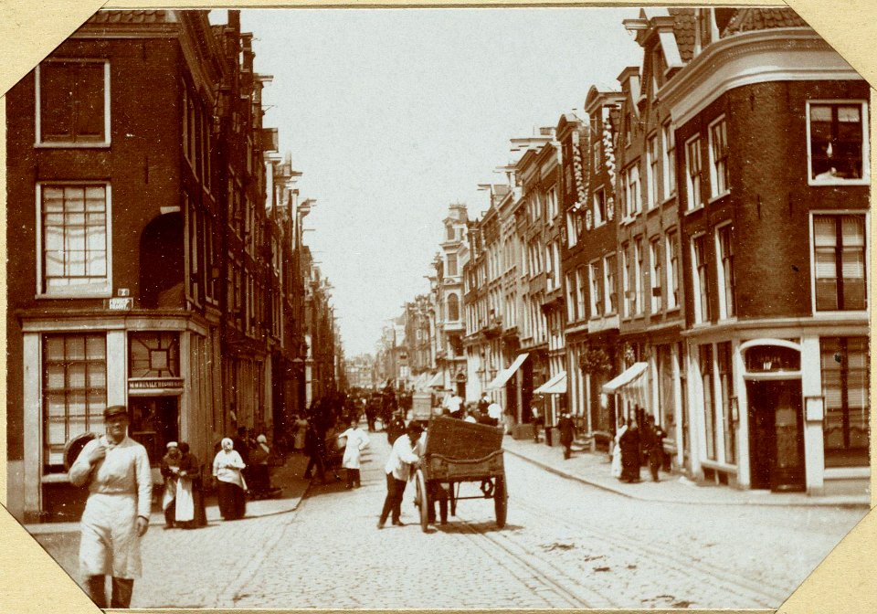 De Utrechtsestraat van de Prinsengracht naar de Keizersgracht gezien