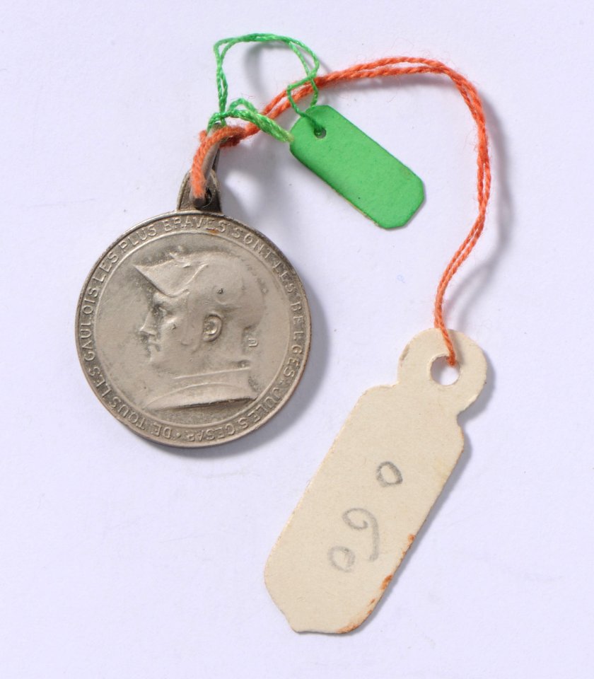 De Tous Les Gaulois, Les Plus Braves Sont Les Belges - Jules César - Liège Waelhem Nieuport 1914, medal by Pierre Theunis, Belgium, (1915), Coins and Medals Department of the Royal Library of Belgium, 2Lef 16 - 59 (recto)