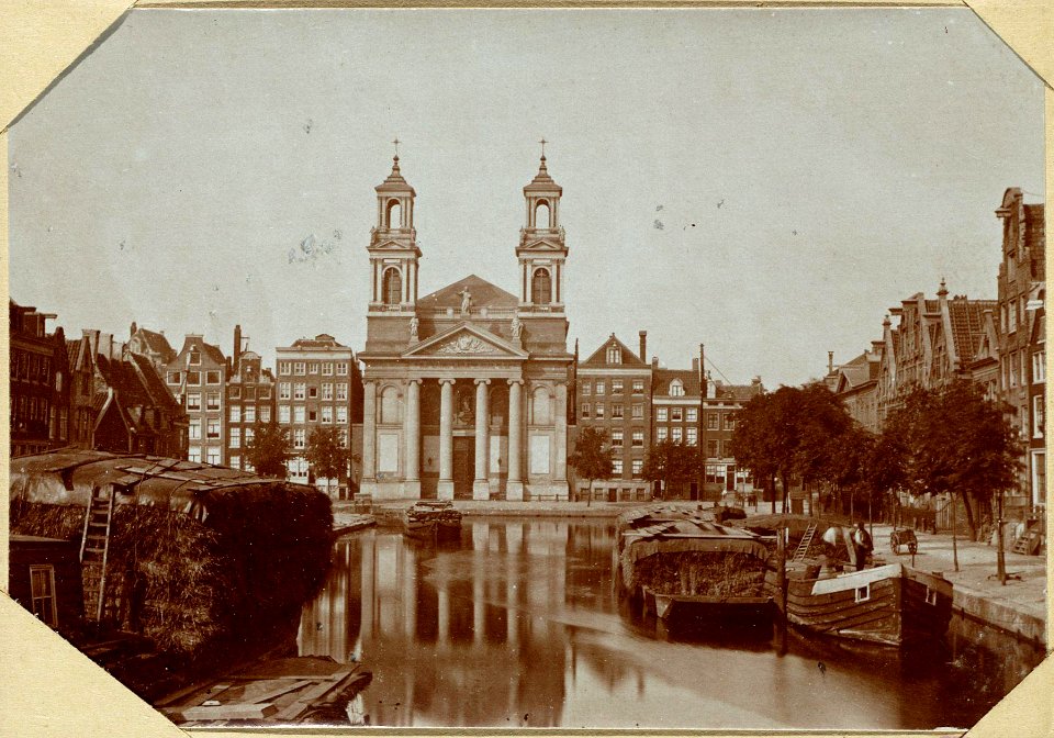 De voormalige Houtgracht (sic) - De Hooimarkt - Gedempt - thans het Waterlooplein