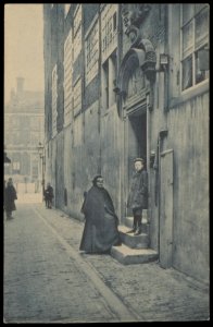 De voormalige ingang van de Bank van Lening in de Enge Lombardsteeg met op de achtergrond de Oudezijds Voorburgwal, Afb PBKD00329000001