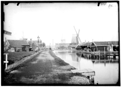 De voormalige Middenweg (Zaagmolenbuurt), verdwenen in 1897, ongeveer ter hoogte van de huidige Frederik Hendrikstraat, gezien in noordelijke richting-009 photo