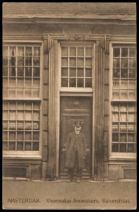 De voormalige Boomskerk, Kalverstraat, later verkocht aan V en D. Uitgave A.J. Nuss, Amsterdam, Afb PBKD00353000002