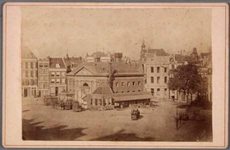 De voormalige Boterwaag op het Rembrandtplein, afgebroken in 1874
